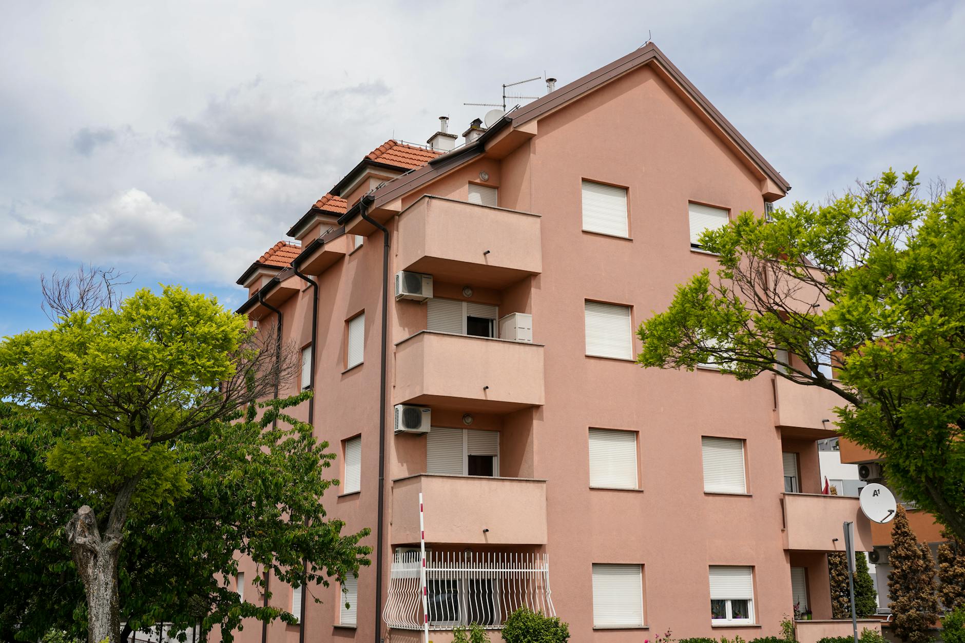 İhtiyaç Nedeniyle Tahliye, Tahliye Davası Şartları, Ev Sahibi Hakları, Kira Sözleşmesi Feshi, Sulh Hukuk Mahkemesi, 2026 Tahliye Süreci, Güncel Kira Mevzuatı, Borçlar Kanunu Madde 350, Arabuluculuk Süreci, Yeni Malik Tahliyesi, İhtarname Süreleri, Kötü Niyet Tazminatı, Konut Gereksinimi, Yargıtay Tahliye Kararları, Tahliye Emri Tebliği, İcra Yoluyla Tahliye, Mülkiyet Hakkı Sınırları, Kiracı Koruma Yolları, Hukuki Danışmanlık Ücreti, Dava Açma Süreleri, Mahkeme Harç Masrafları, Taşınmaz Satış Süreci, Üç Yıllık Kiralama Yasağı, Kira Tespit Davaları, İhtiyacın İspatı