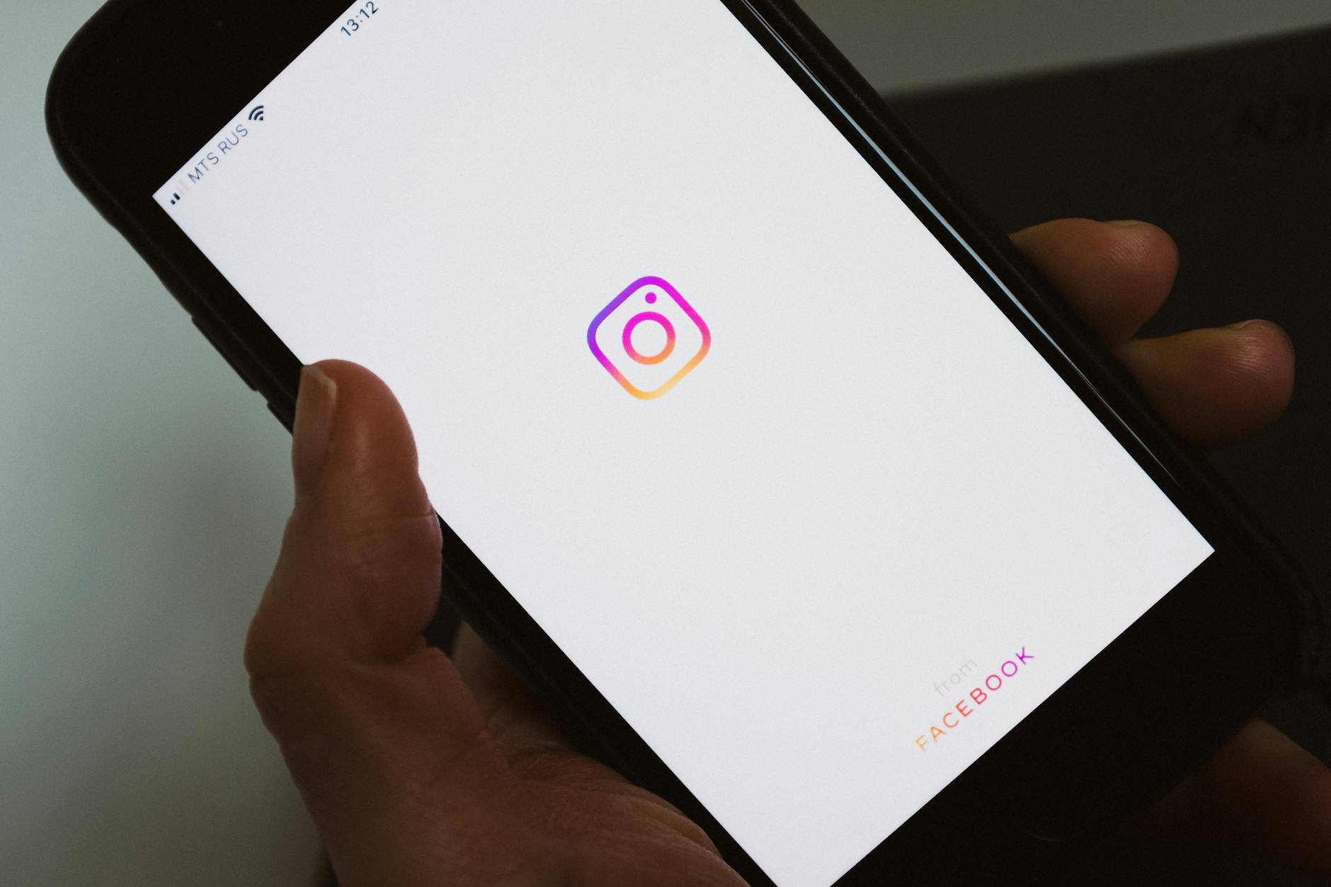 instagram dm hakaret, instagram hakaret davası, dm üzerinden küfür, sosyal medya hukuku, bilişim suçları, hakaret suçu, tck 125, mesajla hakaret, ceza hukuku, sahte hesap hakaret, anonim hesap dava, siber zorbalık, manevi tazminat davası, hakaret cezası, sosyal medya avukatlığı, internet suçları, dijital delil, ekran görüntüsü delil, savcılık şikayet, uzlaştırma süreci, asgari ücret tarifesi, asliye ceza mahkemesi, hukuk rehberi, güncel mevzuat, hukuki danışmanlık